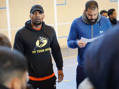 Coachs PF Team MMA au gymnase avec les adhérents
